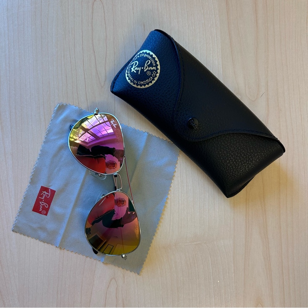 Ray-Ban RB3025 Aviator Flash Sunglasses w Gold Frame and Cyclamen Lenses